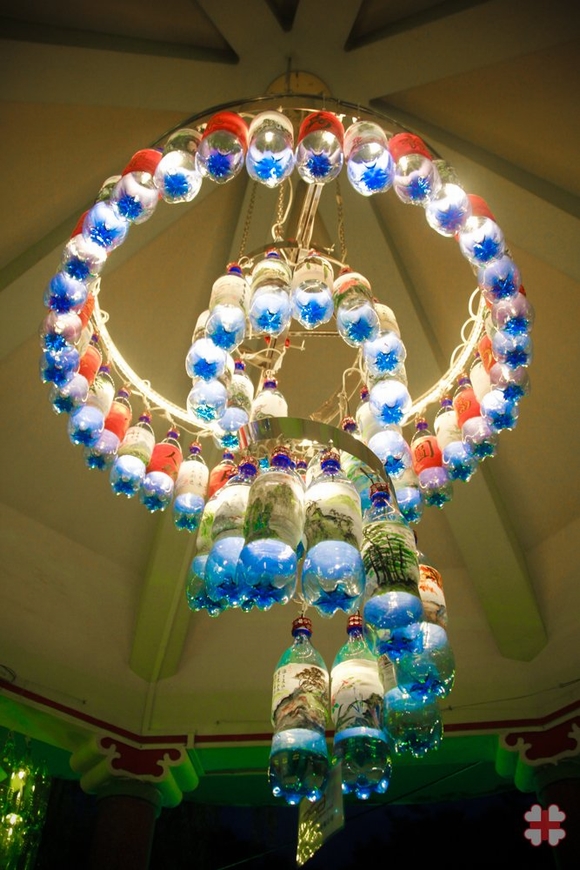Cách làm đèn chùm tròn bằng chai nhựa trang trí phòng khách