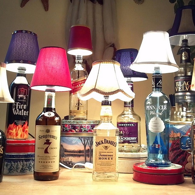 Cách làm đèn bàn trang trí phòng khách bằng chai rượu